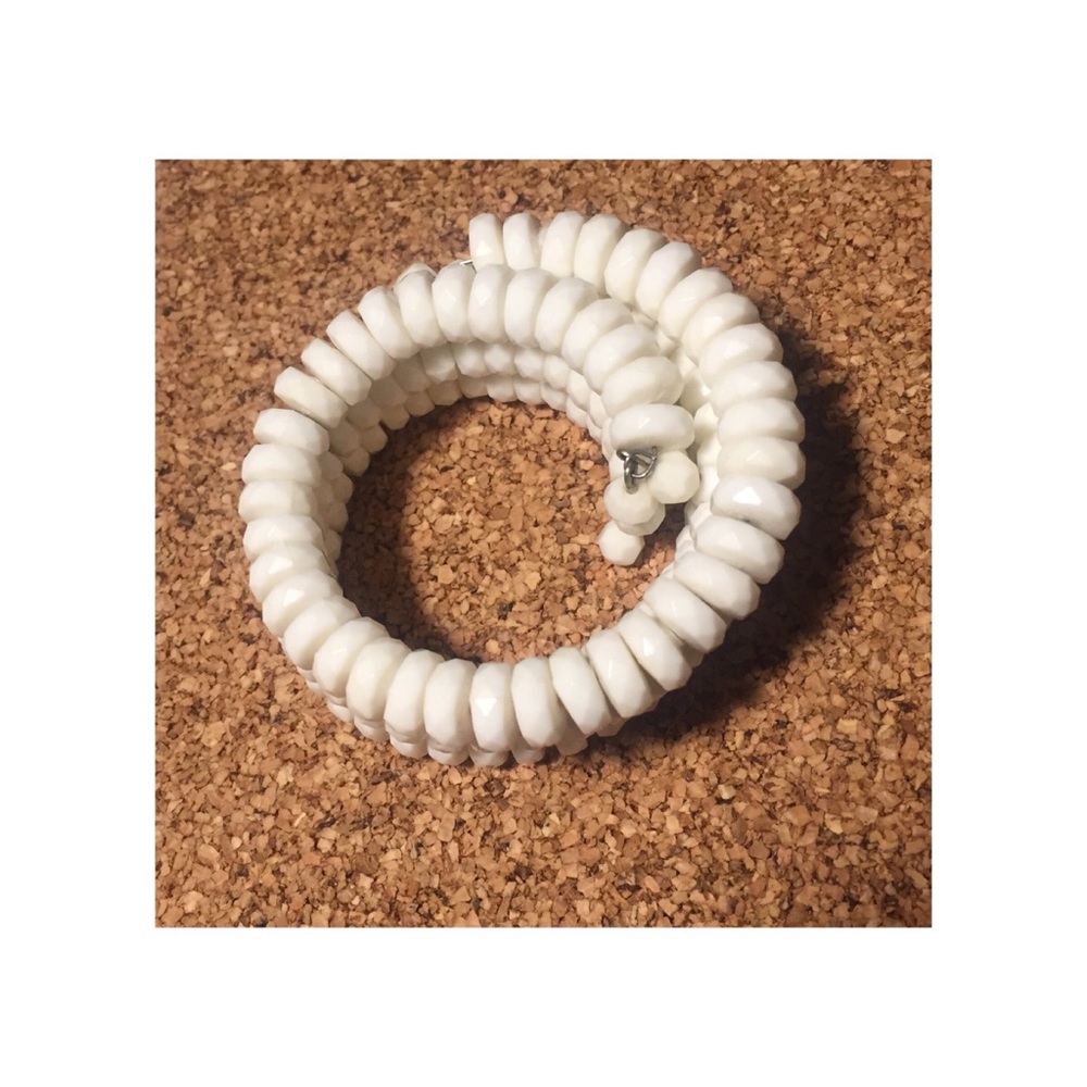 Vintage Memory Coil White Bead Bracelet - Picture 2 of 7